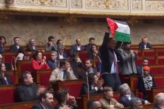 Γαλλία: Bουλευτής ύψωσε παλαιστινιακή σημαία στην Εθνοσυνέλευση (ΒΙΝΤΕΟ)