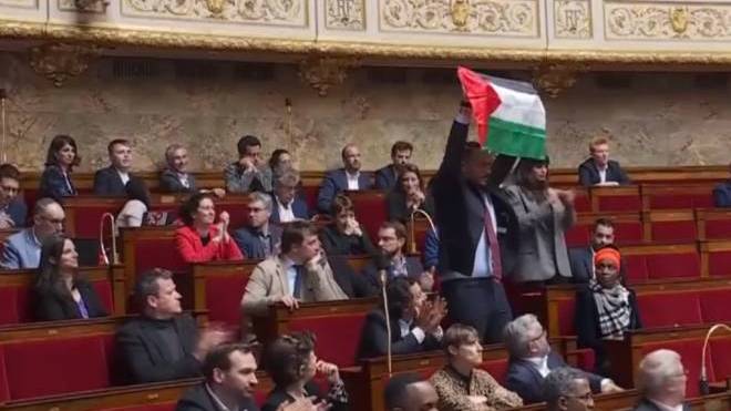 Γαλλία: Bουλευτής ύψωσε παλαιστινιακή σημαία στην Εθνοσυνέλευση (ΒΙΝΤΕΟ)