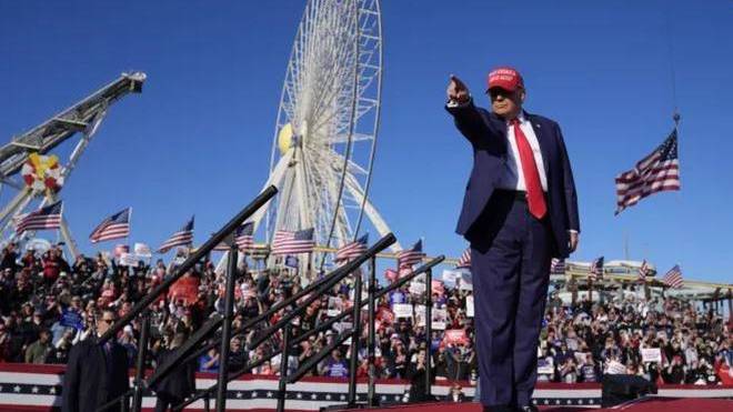 Ο Τραμπ κοροϊδεύει τον... Μπάιντεν: «Είναι εντελώς βλάκας, όλος ο πλανήτης γελάει μαζί του»