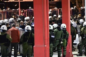 Πυροσβέστης εμπλέκεται στα επεισόδια του Ρέντη - Τέθηκε σε διαθεσιμότητα και διατάχθηκε έρευνα