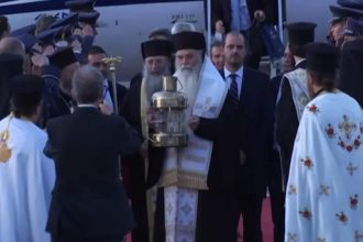 Στην Αθήνα το Άγιο Φως - Οι πτήσεις για να μεταφερθεί σε ολόκληρη την Ελλάδα