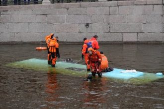 Ρωσία: Τουλάχιστον επτά νεκροί από την πτώση λεωφορείου σε ποταμό της Αγίας Πετρούπολης