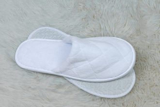 Οι παντόφλες των ξενοδοχείων ως σύμβολα κύρους, και ο επικείμενος «διωγμός» τους