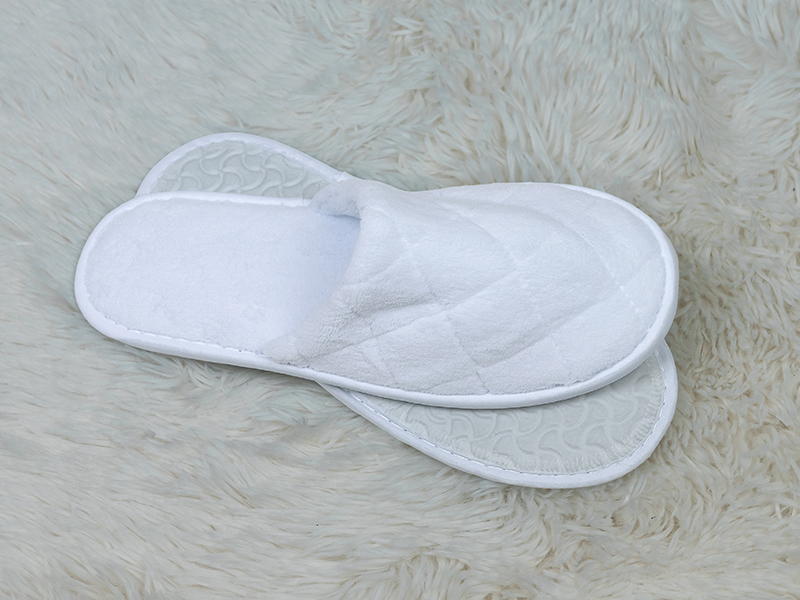 Οι παντόφλες των ξενοδοχείων ως σύμβολα κύρους, και ο επικείμενος «διωγμός» τους