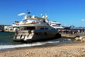 Θαλαμηγός χτύπησε στην παραλία και στην προβλήτα λιμανιού από τον δυνατό αέρα! (ΒΙΝΤΕΟ)