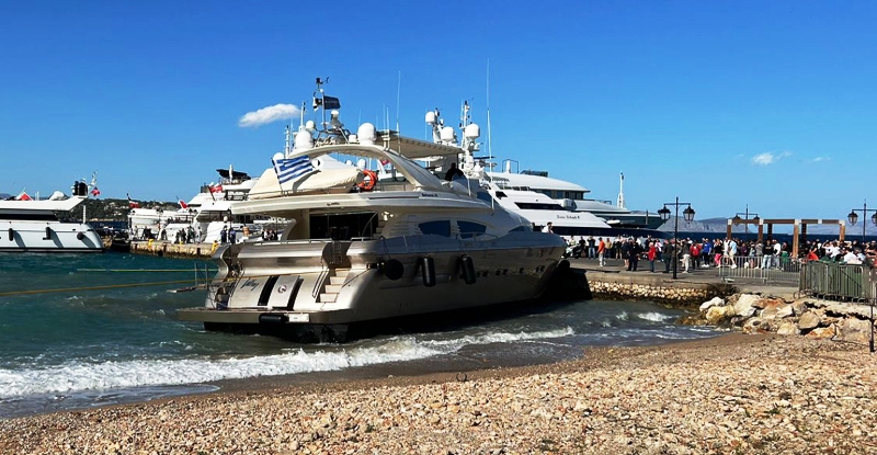 Θαλαμηγός χτύπησε στην παραλία και στην προβλήτα λιμανιού από τον δυνατό αέρα! (ΒΙΝΤΕΟ)