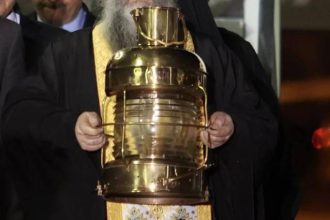 Στα Ιεροσόλυμα για το Άγιο Φως ελληνική αντιπροσωπεία – Το απόγευμα η άφιξη στο «Ελ. Βενιζέλος»