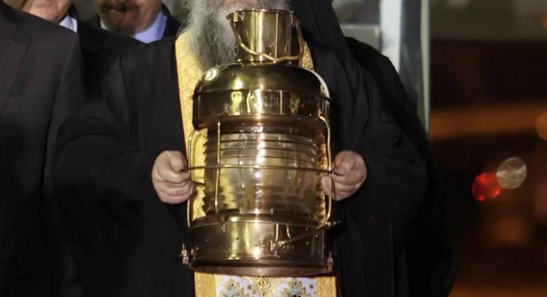 Στα Ιεροσόλυμα για το Άγιο Φως ελληνική αντιπροσωπεία – Το απόγευμα η άφιξη στο «Ελ. Βενιζέλος»