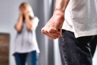 Γυναίκα κρεμάστηκε από μπαλκόνι για να γλιτώσει από τον σύντροφό της!