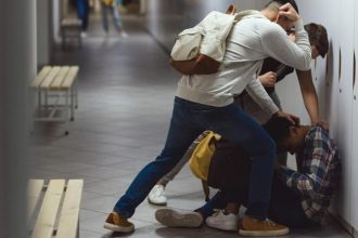 Εκτός ελέγχου η βία ανηλίκων: «Κλείνουν» ραντεβού για να παίξουν ξύλο έξω από σχολεία