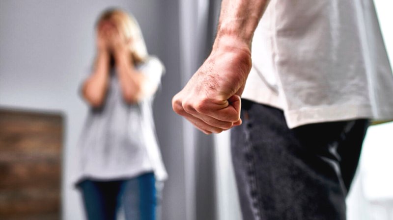 Γυναίκα κρεμάστηκε από μπαλκόνι για να γλιτώσει από τον σύντροφό της!