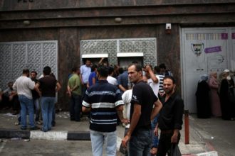 Le Monde: Ομάδες ενόπλων έκλεψαν πολλά εκατομμύρια από χρηματοκιβώτια τραπεζών στη Γάζα