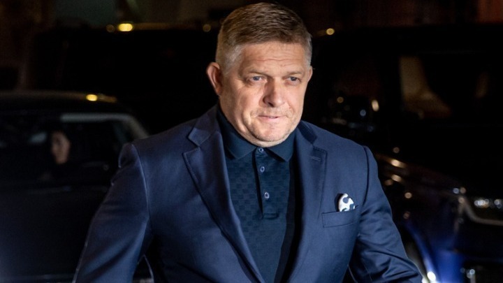 Ο ύποπτος για την απόπειρα δολοφονίας του πρωθυπουργού Φίτσο παρουσιάζεται στο δικαστήριο