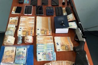 Χαλκίδα: Εφοριακοί εκβίαζαν επιχειρηματίες και έβγαλαν 95.000 ευρώ – Συνελήφθησαν η διευθύντρια της ΔΟΥ και άλλα 6 άτομα