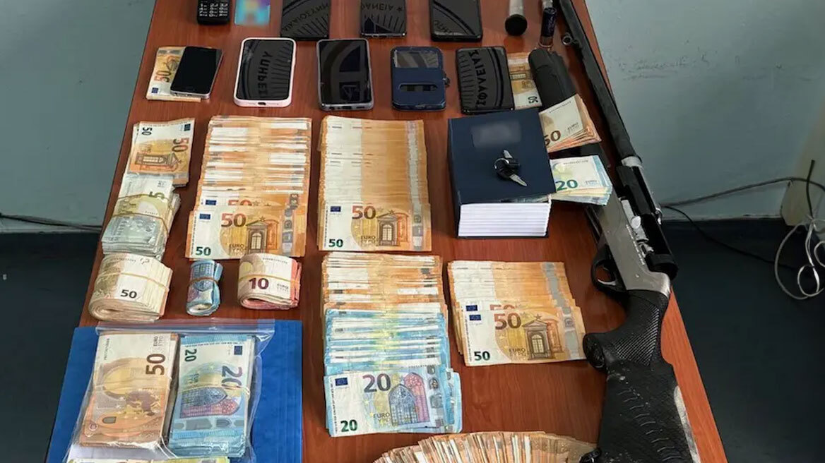 Χαλκίδα: Εφοριακοί εκβίαζαν επιχειρηματίες και έβγαλαν 95.000 ευρώ – Συνελήφθησαν η διευθύντρια της ΔΟΥ και άλλα 6 άτομα