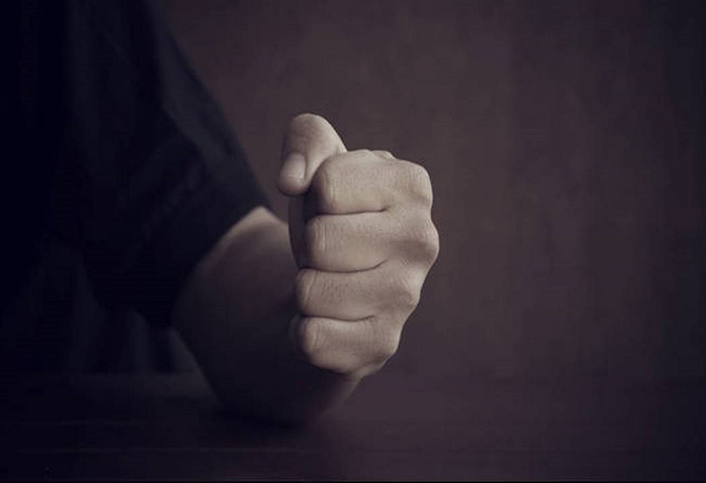 Άγρια επίθεση στην Ερμού – Αφγανός γρονθοκόπησε γυναίκα και την έριξε κάτω λιπόθυμη