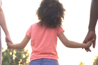 Η Ολλανδία θα απαγορεύσει τις διακρατικές υιοθεσίες