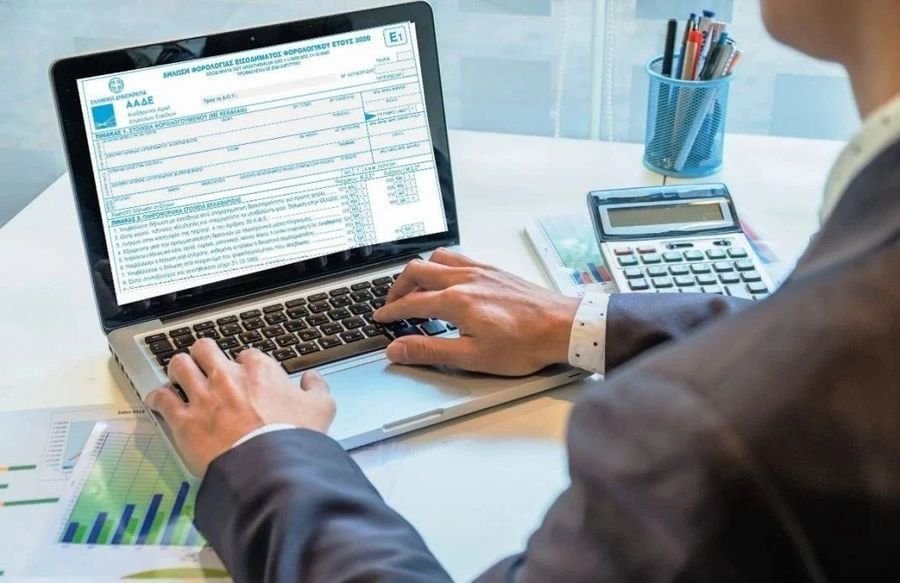 Φορολογικές δηλώσεις: Ποιοι εξαιρούνται από την υποβολή – Τι ισχύει για τα ζευγάρια και τους κατοίκους εξωτερικού