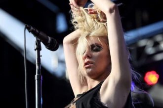 Ισπανία: Νυχτερίδα δάγκωσε τραγουδίστρια πάνω στη σκηνή – Ο μύθος του Ozzy Osbourne συνεχίζεται