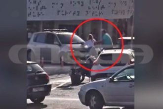 Βίντεο ντοκουμέντο: Η στιγμή που η Χριστίνα Παππά δέχεται επίθεση από άνδρα στη Γλυφάδα - Την τραβάει και την πιάνει από τον λαιμό