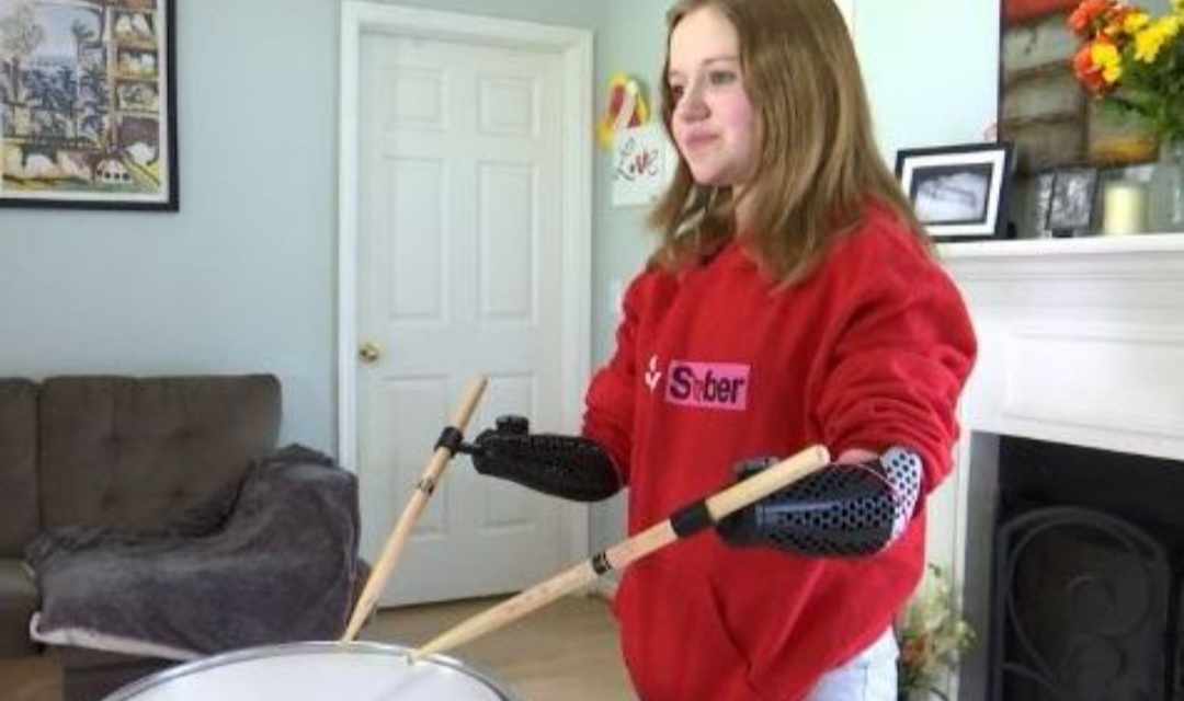 Φοιτητές έφτιαξαν προσθετικά μέλη για 12χρονη - Κατάφερε να παίξει ντραμς χωρίς χέρια