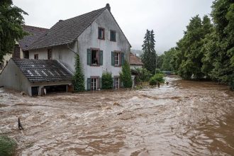 Φονικές πλημμύρες στη Βαυαρία - Ένας πυροσβέστης έχασε τη ζωή του και ένας αγνοείται