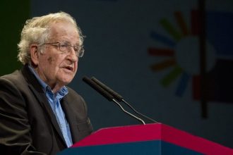 Ο Νόαμ Τσόμσκι έπαθε εγκεφαλικό και νοσηλεύεται σε νοσοκομείο στη Βραζιλία
