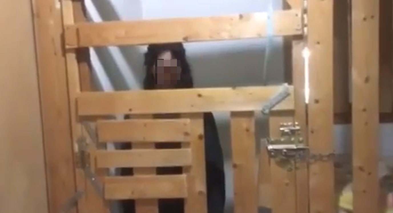 Καλαμάτα: Από το 2022 γνώριζαν οι αρχές για το σύγχρονο Κωσταλέξι με την 29χρονη που ζούσε σε κλουβιά