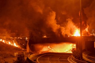Φωτιά βυτιοφόρου: Κατεδαφίζεται η γέφυρα λόγω σοβαρών ζημιών – Μέσω Λουτρακίου η κυκλοφορία, κλειστή η παλαιά Εθνική Οδός