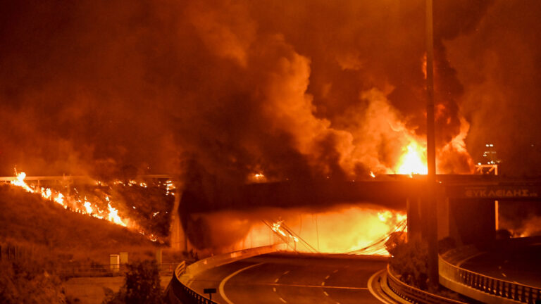 Φωτιά βυτιοφόρου: Κατεδαφίζεται η γέφυρα λόγω σοβαρών ζημιών – Μέσω Λουτρακίου η κυκλοφορία, κλειστή η παλαιά Εθνική Οδός