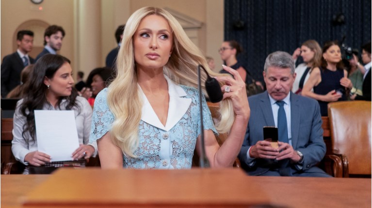 Πάρις Χίλτον: "Με κακοποιούσαν σεξουαλικά, με εξευτέλιζαν, με έβαζαν να τρώω με το ζόρι"