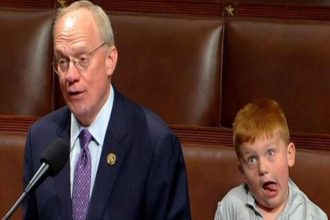ΗΠΑ: Βίντεο με τον γιο γερουσιαστή να κάνει αστείες γκριμάτσες την ώρα που ο πατέρας του μιλούσε στο Κογκρέσο