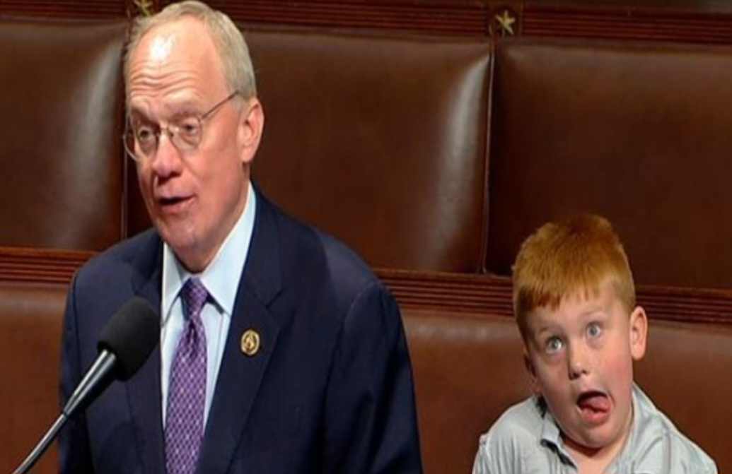 ΗΠΑ: Βίντεο με τον γιο γερουσιαστή να κάνει αστείες γκριμάτσες την ώρα που ο πατέρας του μιλούσε στο Κογκρέσο