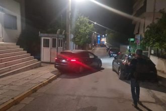Ο Απόστολος Λύτρας έκανε μήνυση στην σύζυγό του - Στα κρατητήρια πέρασε τη νύχτα - Σήμερα οδηγείται στον εισαγγελέα και από εκεί στη φυλακή