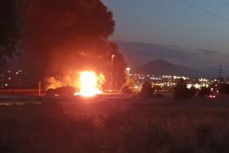 Ανατροπή βυτιοφόρου στην Αθηνών-Κορίνθου, μαίνεται φωτιά - 112 για μεγάλες καθυστερήσεις, κλειστές παλαιά και νέα εθνική οδός (ΝΕΟΤΕΡΑ - ΒΙΝΤΕΟ)