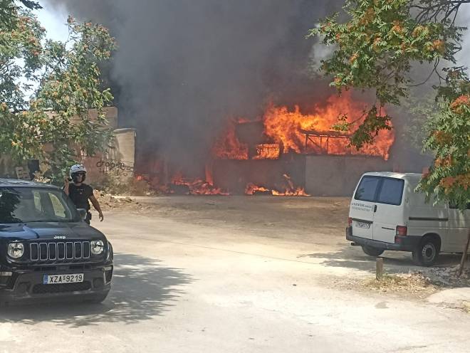 Φωτιά στο Μοσχάτο: Κτίριο τυλίχτηκε στις φλόγες - Ήχησε το 112 (ΦΩΤΟ)