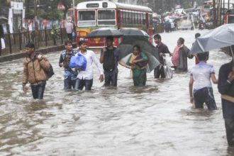 Ινδία: Έξι νεκροί από τις πλημμύρες, 2000 τουρίστες αποκλεισμένοι