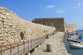 Ηράκλειο: Η στιγμή της πτώσης του 63χρονου στον λιμενοβραχίονα του Κούλε