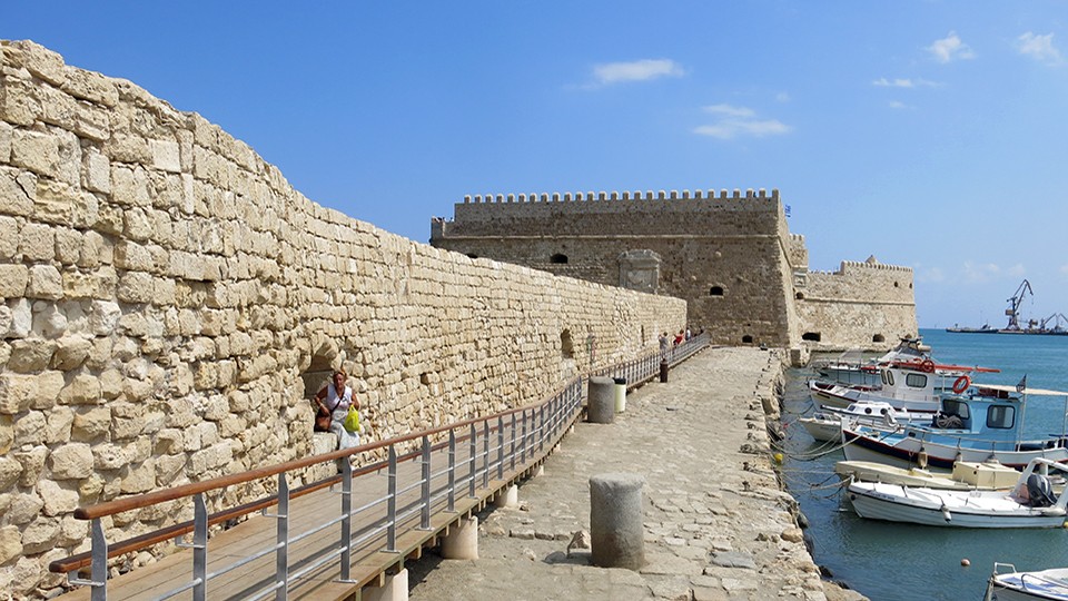 Ηράκλειο: Η στιγμή της πτώσης του 63χρονου στον λιμενοβραχίονα του Κούλε