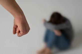 Σοβαρά τραύματα φέρει η σύζυγος του ποινικολόγου συνελήφθη για ενδοοικογενειακή βία - Κατασχέθηκαν τα δύο όπλα του