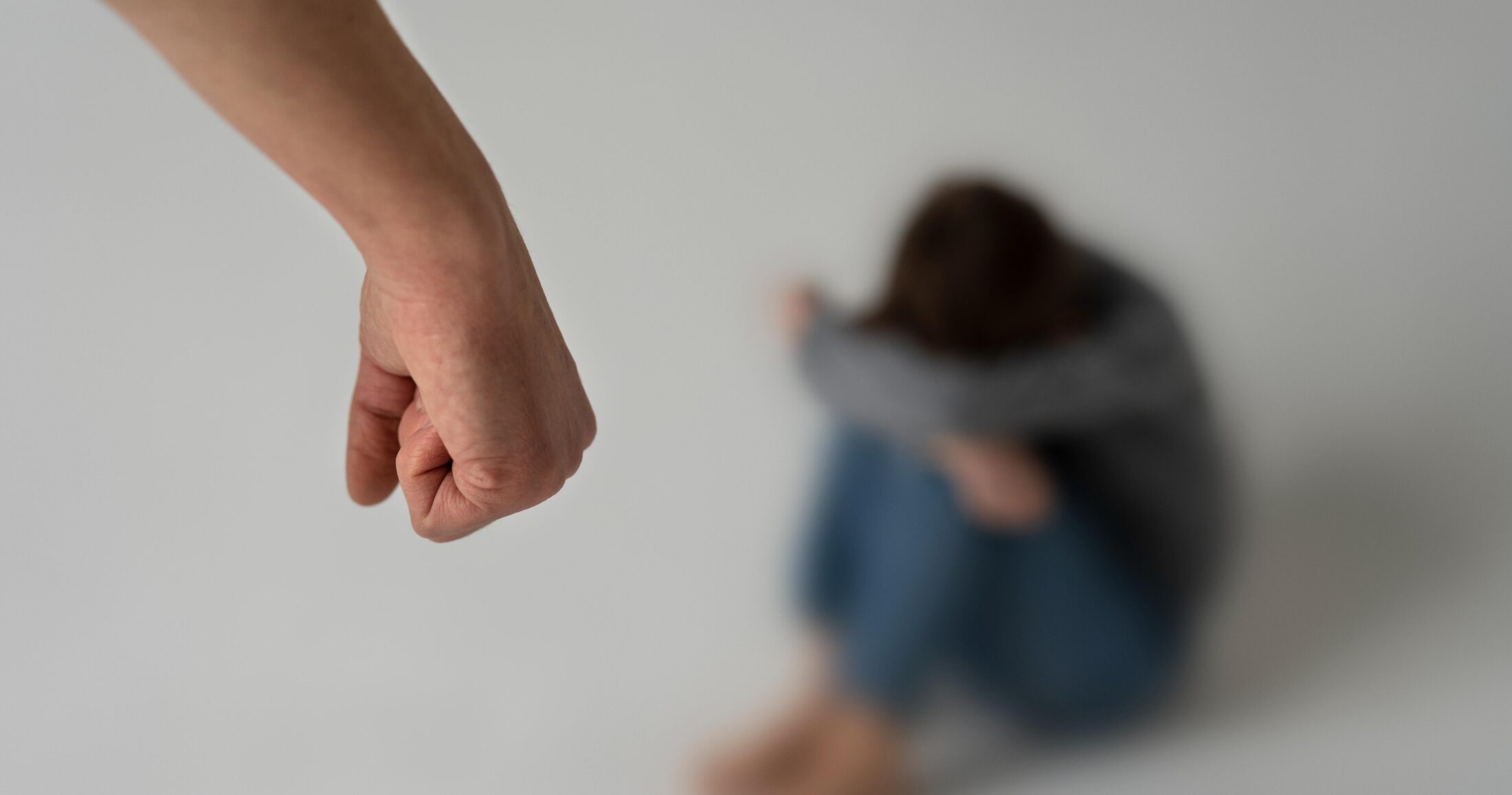 Σοβαρά τραύματα φέρει η σύζυγος του ποινικολόγου συνελήφθη για ενδοοικογενειακή βία - Κατασχέθηκαν τα δύο όπλα του