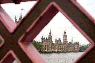 Διογκώνεται το σκάνδαλο στοιχημάτων από μέλη των Συντηρητικών για την ημερομηνία εκλογών