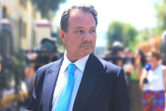 Δεν επινόησα εγώ ότι έπεσε από τις σκάλες, λέει ο Λύτρας για τη σύζυγό του - «Επέλεξε αυτή την εκδοχή παρά τη διαφωνία μου»