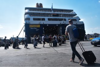 Γεμάτα φεύγουν τα πλοία από τα λιμάνια για το τριήμερο του Αγίου Πνεύματος