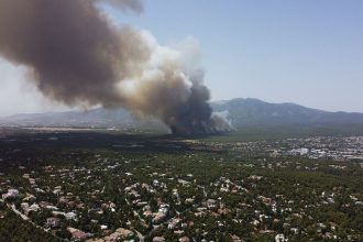 Φωτιά στη Βαρυμπόμπη: Επιχειρούν ισχυρές δυνάμεις κι εναέρια μέσα (ΝΕΟΤΕΡΑ)