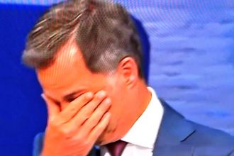 Καταιγιστικές πολιτικές εξελίξεις και στο Βέλγιο: Παραιτήθηκε ο πρωθυπουργός Αλεξάντερ ντε Κρου μετά την ήττα στις εκλογές - Το ανακοίνωσε δακρυσμένος