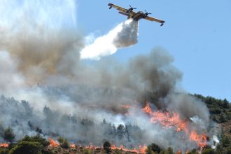 Φωτιά στην Κερατέα: Αναφορές για καμένα σπίτια – Εκκενώθηκαν 6 οικισμοί, ενισχύονται οι πυροσβεστικές δυνάμεις