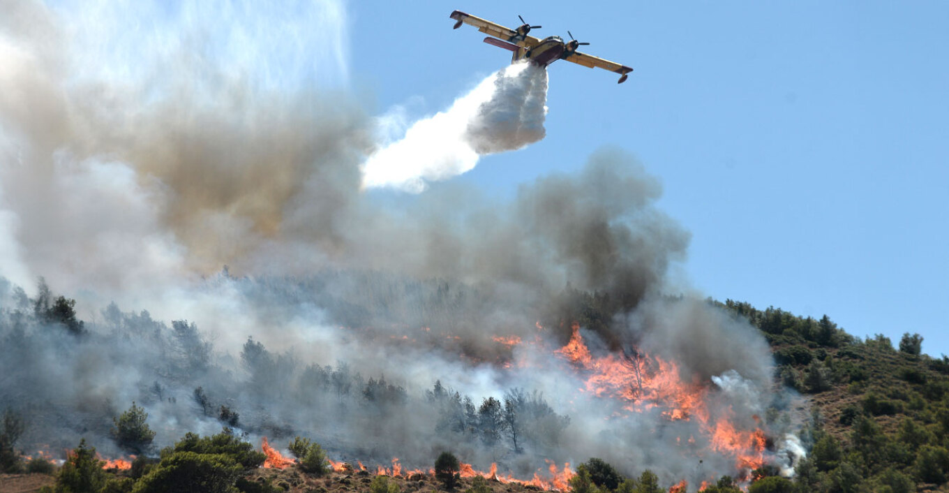 Φωτιά στην Κερατέα: Αναφορές για καμένα σπίτια – Εκκενώθηκαν 6 οικισμοί, ενισχύονται οι πυροσβεστικές δυνάμεις