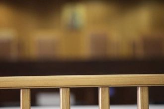 Δίωξη για κακούργημα σε βάρος του γνωστού ποινικολόγου για τον ξυλοδαρμό της συζύγου του άσκησε ο εισαγγελέας