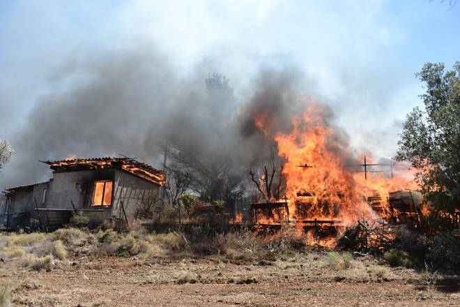 Φωτιά στην Κερατέα: Κάηκαν σπίτια στους οικισμούς Μαρκάτι και Πλάκα - Χωρίς ενεργό μέτωπο η πυρκαγιά στη Σταμάτα (ΒΙΝΤΕΟ)